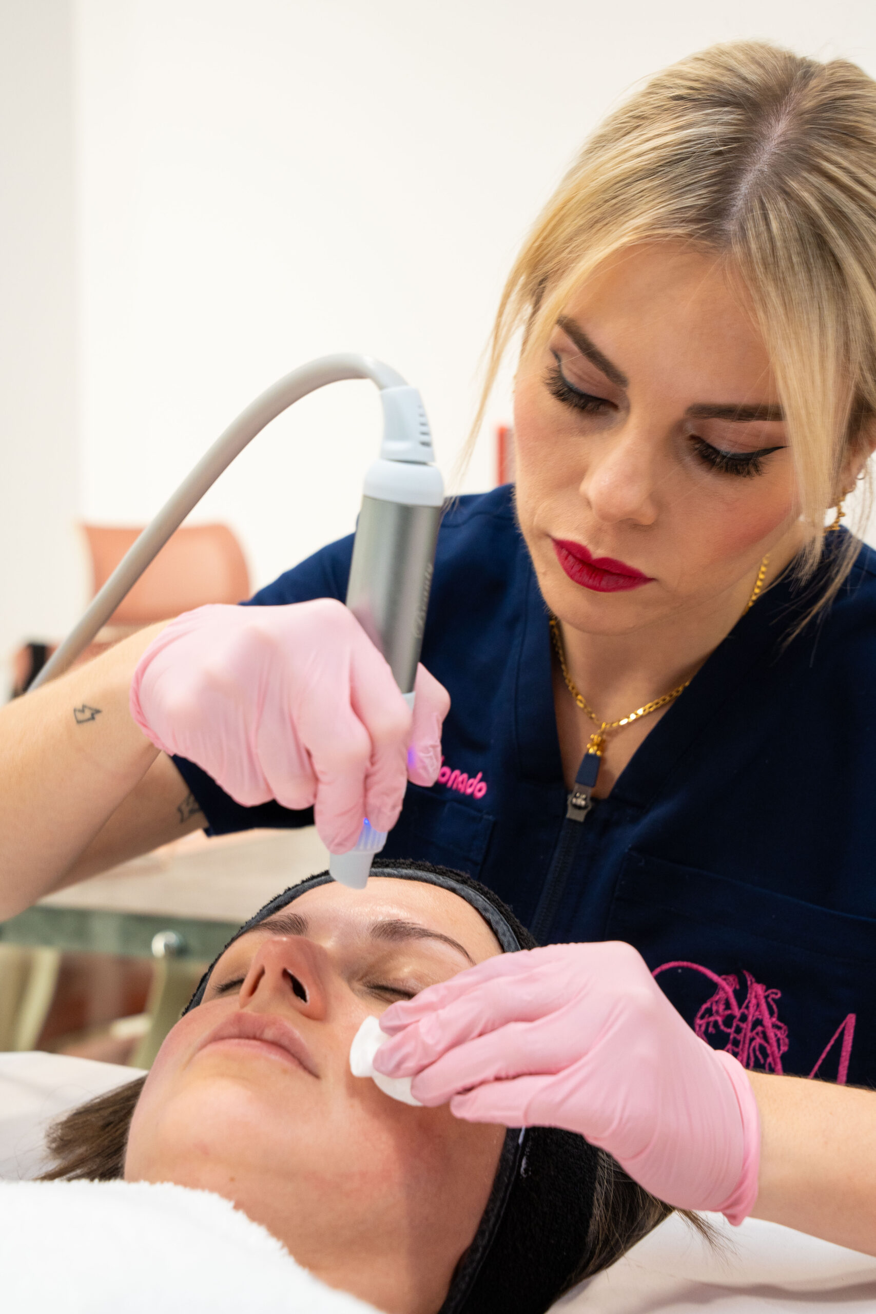 LIMPIEZAS FACIALES CERCA DE MI ESTETICISTA EN ADRA BERJA LA CURVA CLINICA CARMEN MALDONADO